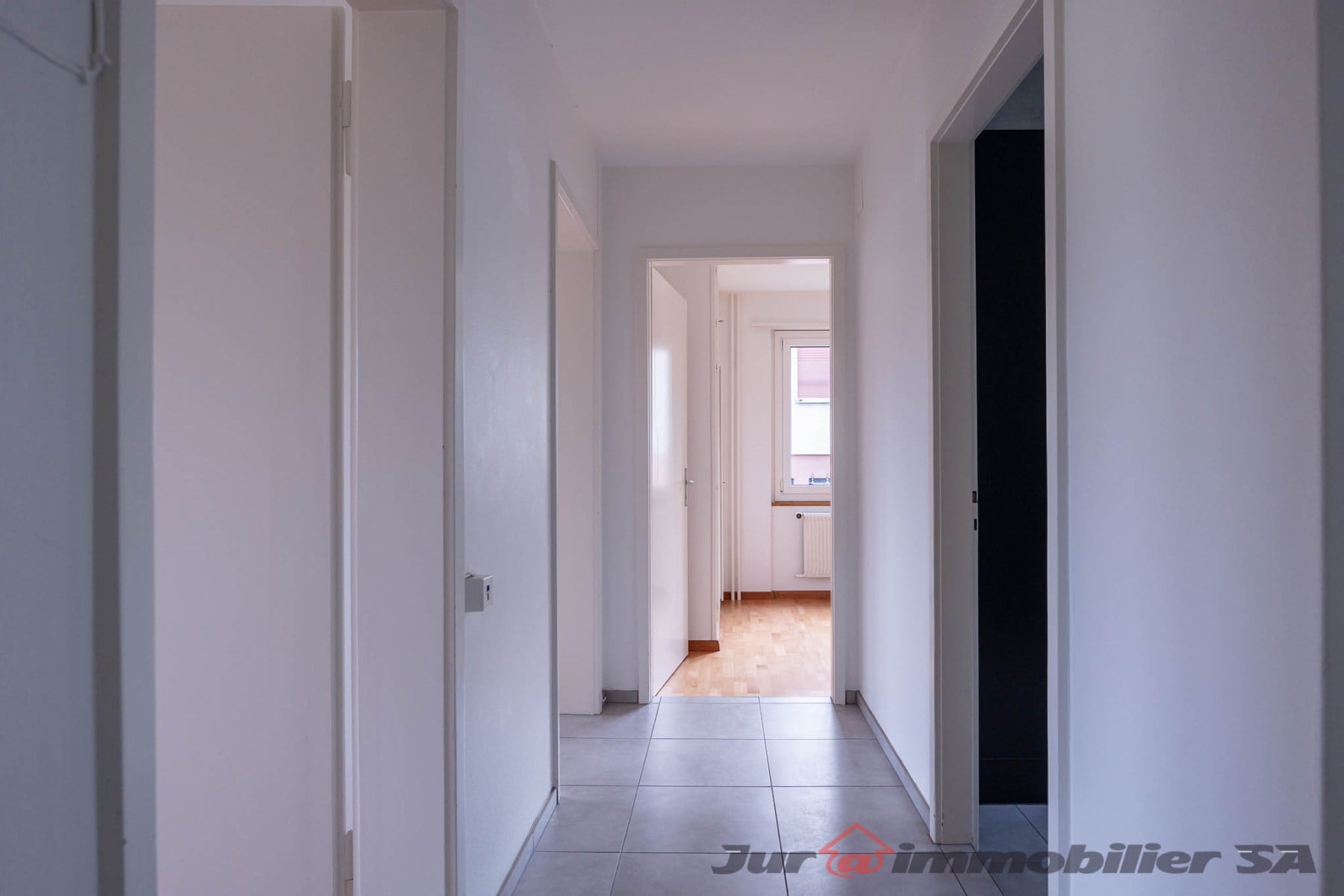 Appartement de 3 pièces au rez-de-chaussée - photo 2