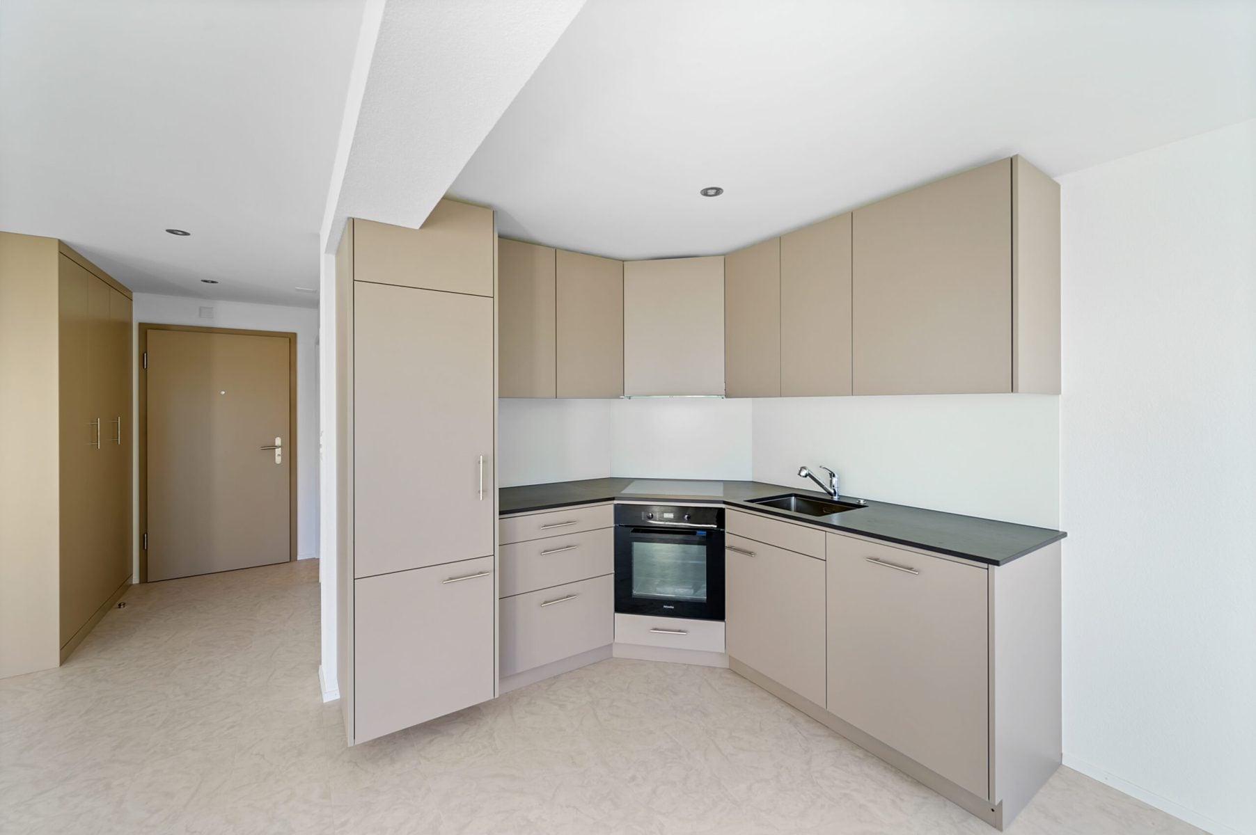 Appartement de 2.5 pièces entièrement rénové au 2ème étage - photo 1