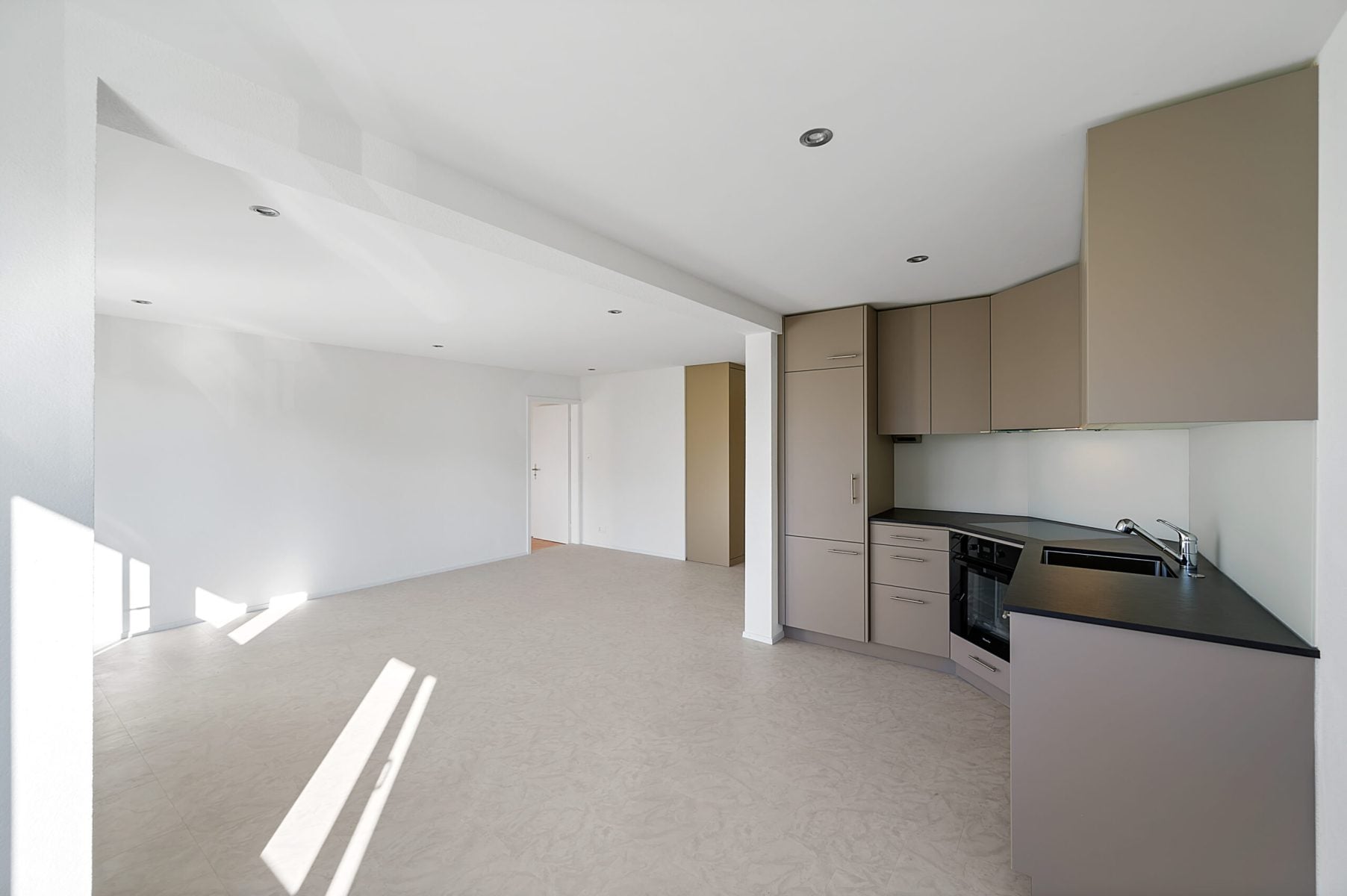 Appartement de 2.5 pièces entièrement rénové au 2ème étage - photo 2