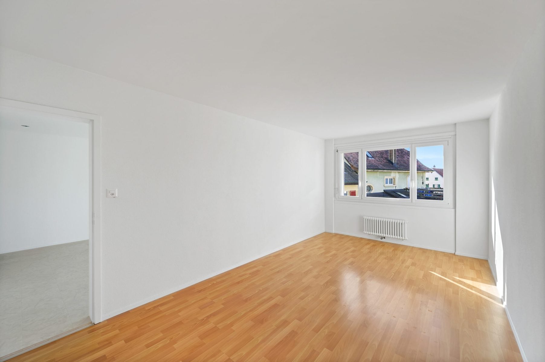 Appartement de 2.5 pièces entièrement rénové au 2ème étage - photo 4