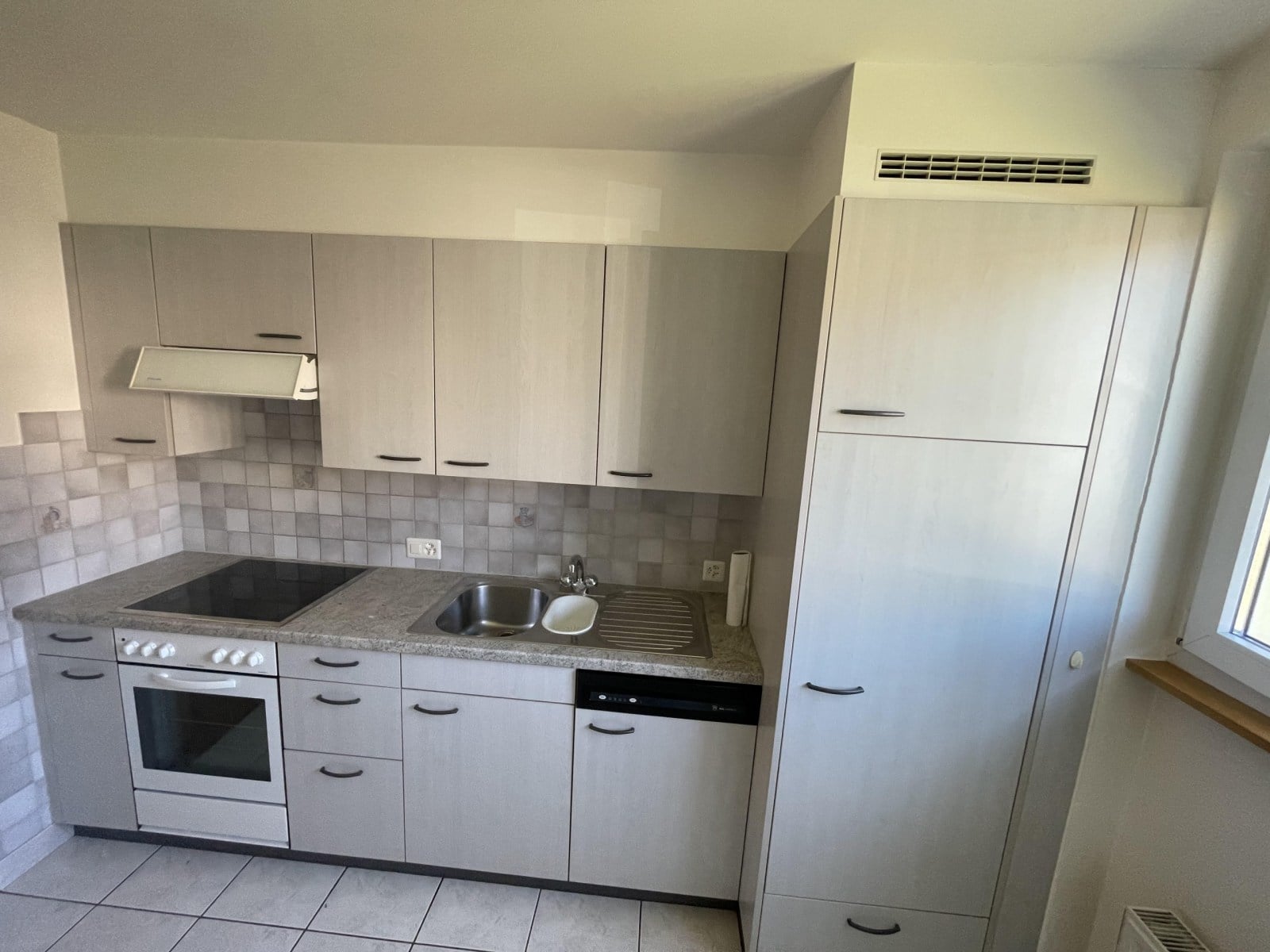 Appartement de 3 pièces au rez-de-chaussée supérieur - photo 2