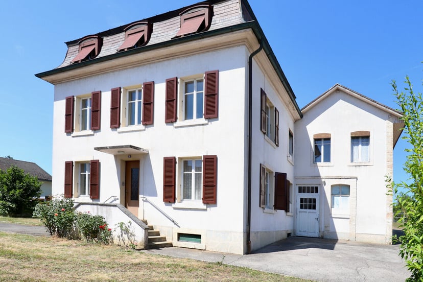 Immeuble mixte de 3 appartements et locaux artisanaux à Porrentruy - photo 1