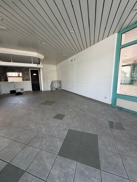 Surface commerciale de ~80 m²au rez à vendre à Bassecourt - photo 4