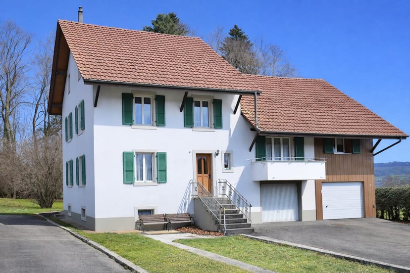 Grande maison villageoise dans le village de Châtillon dans le Jura - photo 1