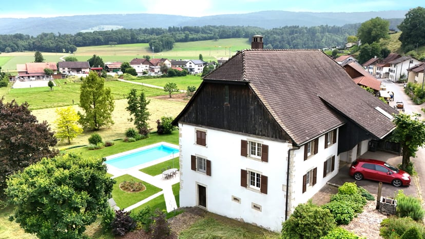 Superbe ferme rénovée de 7 pièces à Courtedoux - photo 1