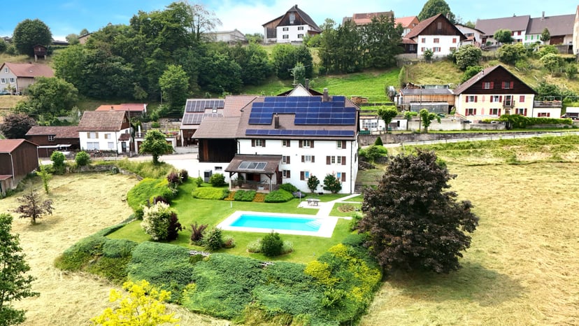 Superbe ferme rénovée de 7 pièces à Courtedoux - photo 2