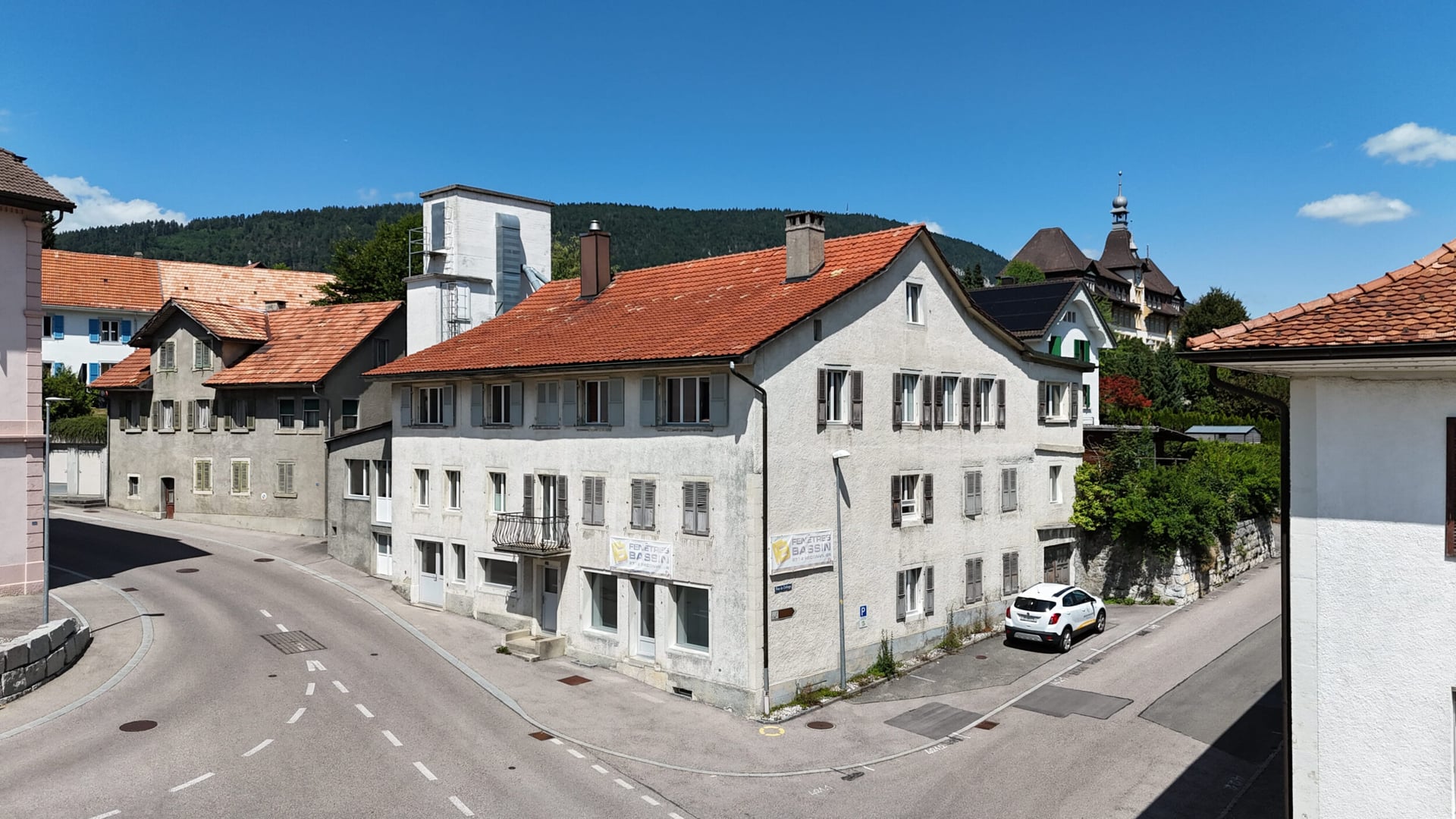 À vendre à Reconvilier immeuble à rénover avec appartements + ateliers - photo 1