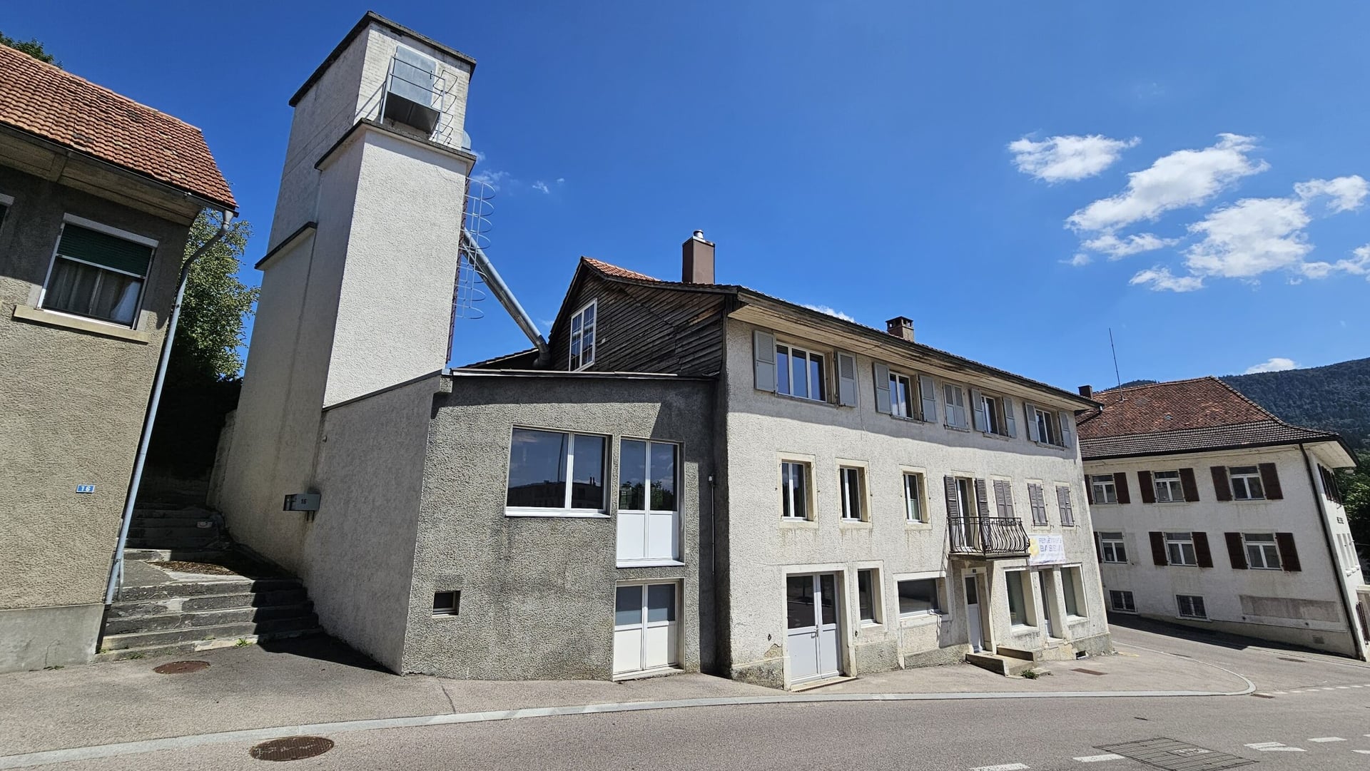 À vendre à Reconvilier immeuble à rénover avec appartements + ateliers - photo 5