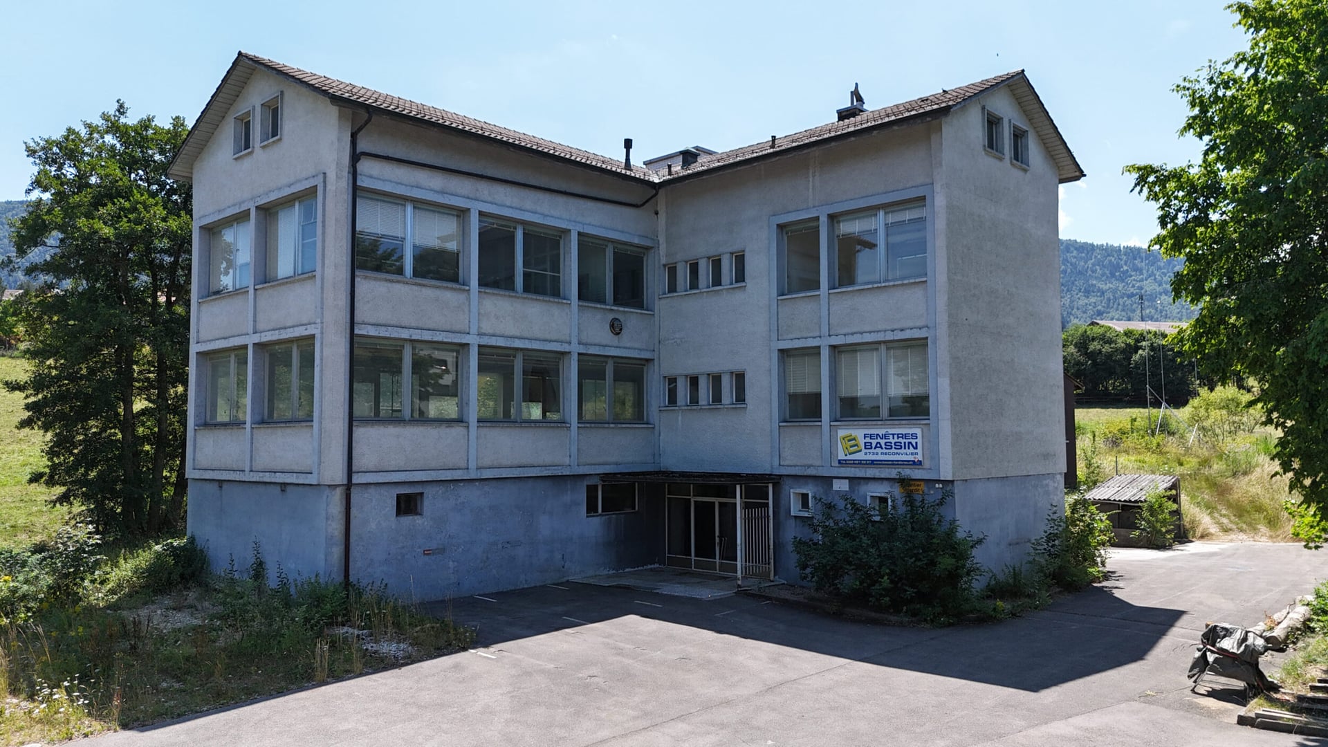 À vendre à Reconvilier immeuble artisanal de 1'045 m² à rénover - photo 1