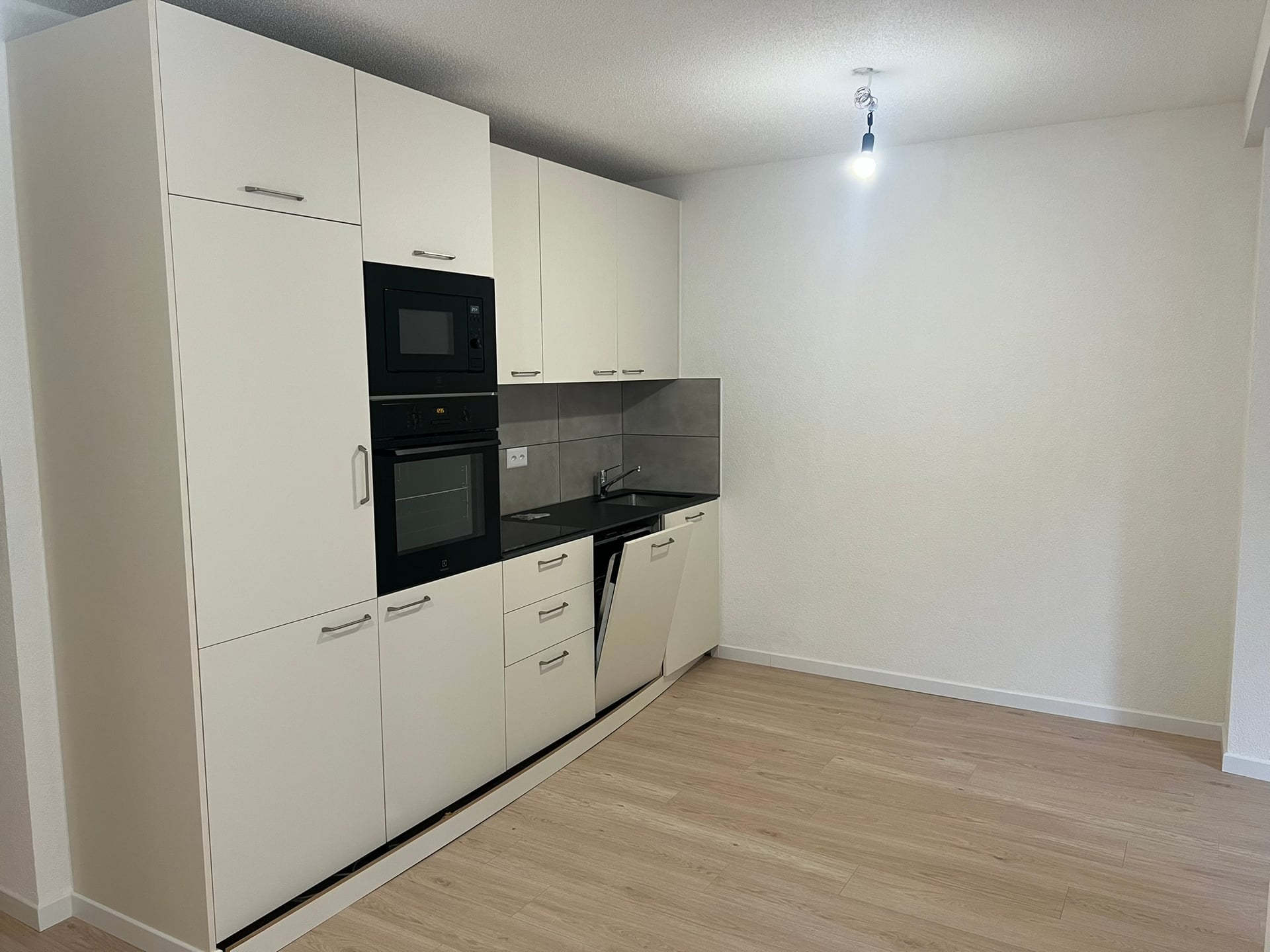 Delémont - appartement renové de 2.5 pièces - photo 1