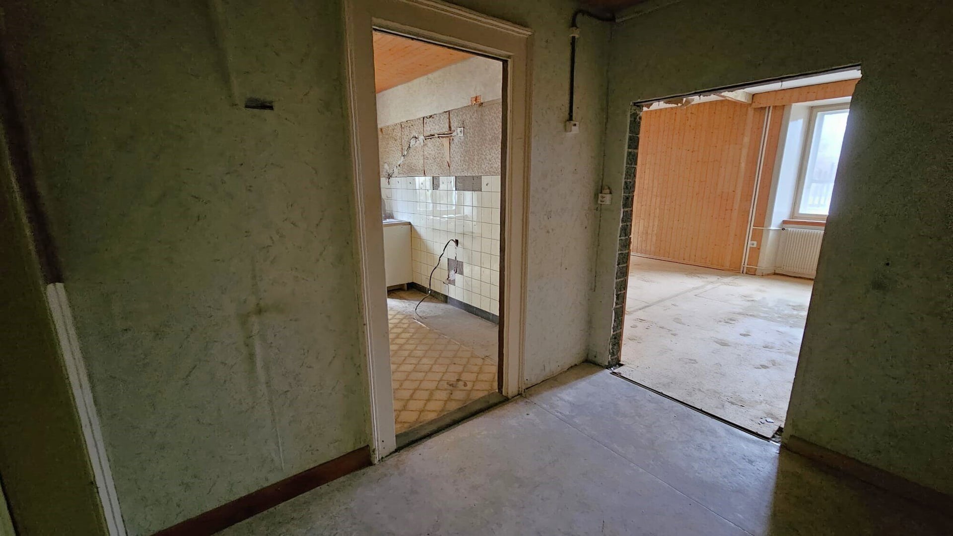 Situé à Malleray dépôt/entrepôt/stockage de 4 pièces au rez à louer - photo 5