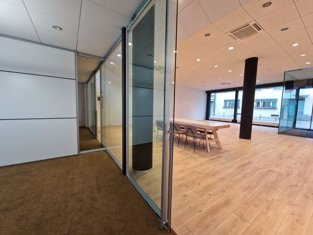 À louer au centre de Delémont superbe surface commerciale - photo 2