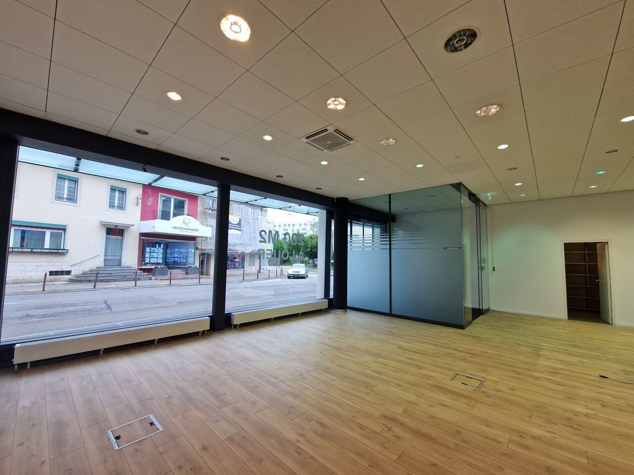 À louer au centre de Delémont superbe surface commerciale - photo 5