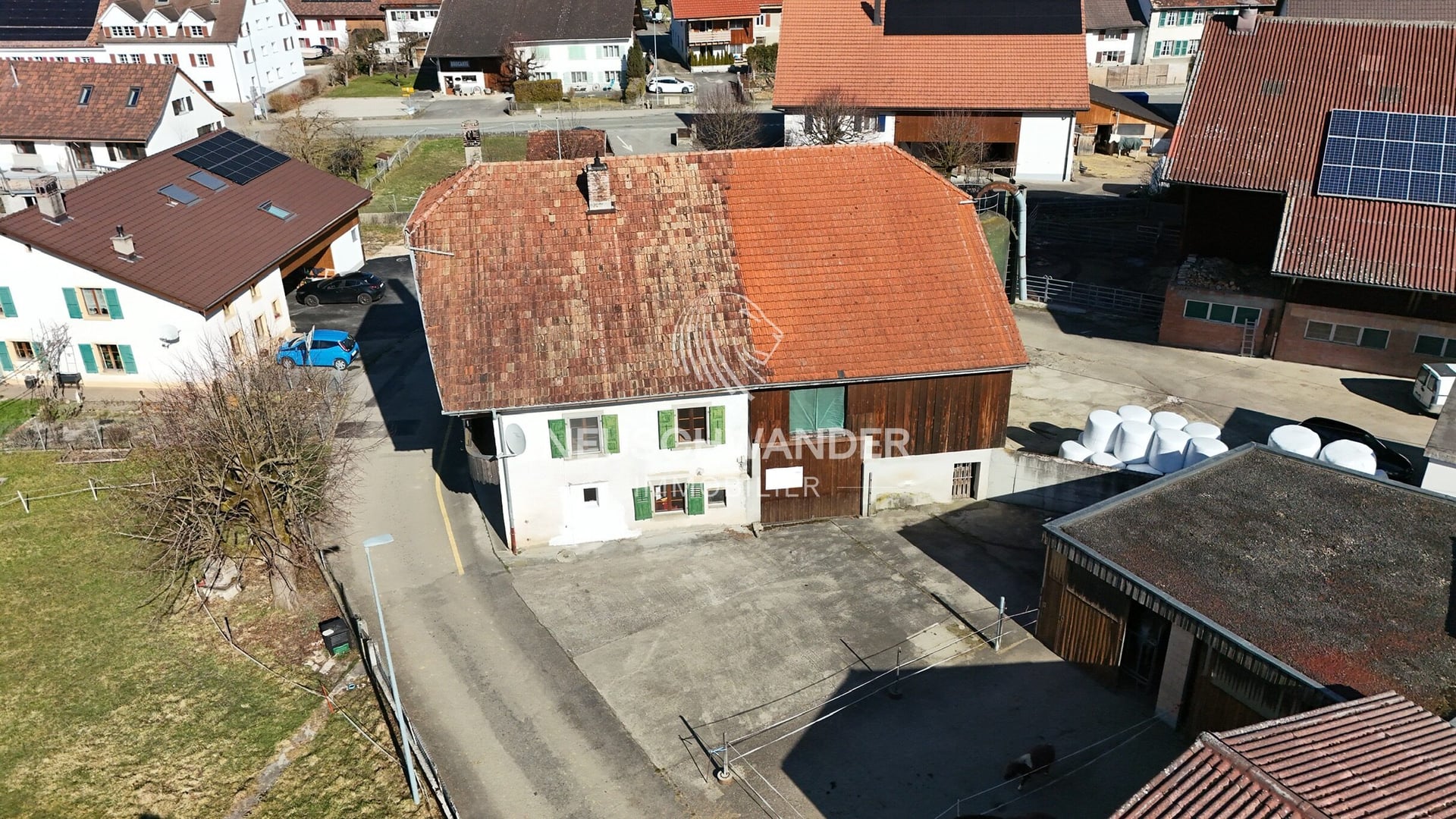 Située dans le village de Courchapoix spacieuse grange à louer - photo 2