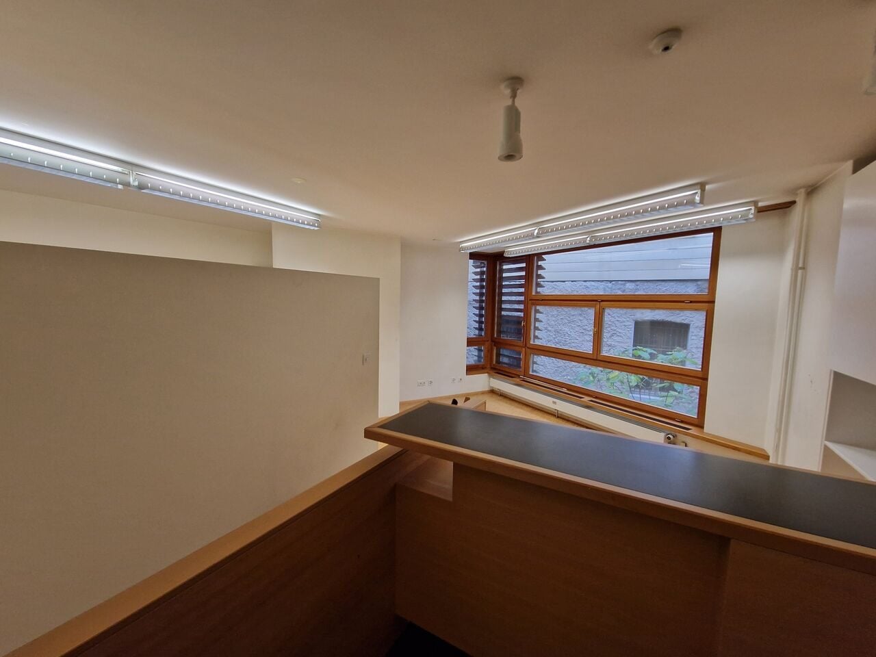 Surface commerciale en duplex de 105.45 m² à louer à Delémont - photo 5