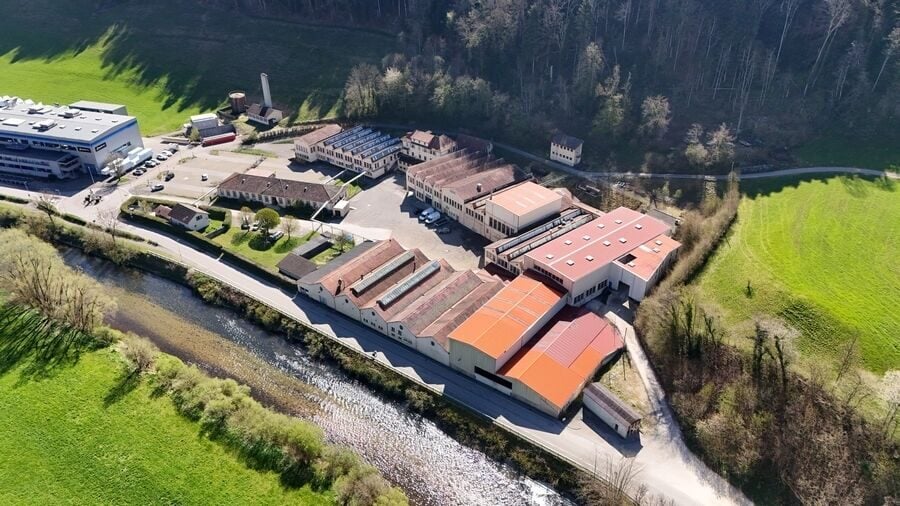 À St Ursanne, grands espaces 170 m2, 221 m2, 238 m2,374 m2, 558 m2 - photo 2