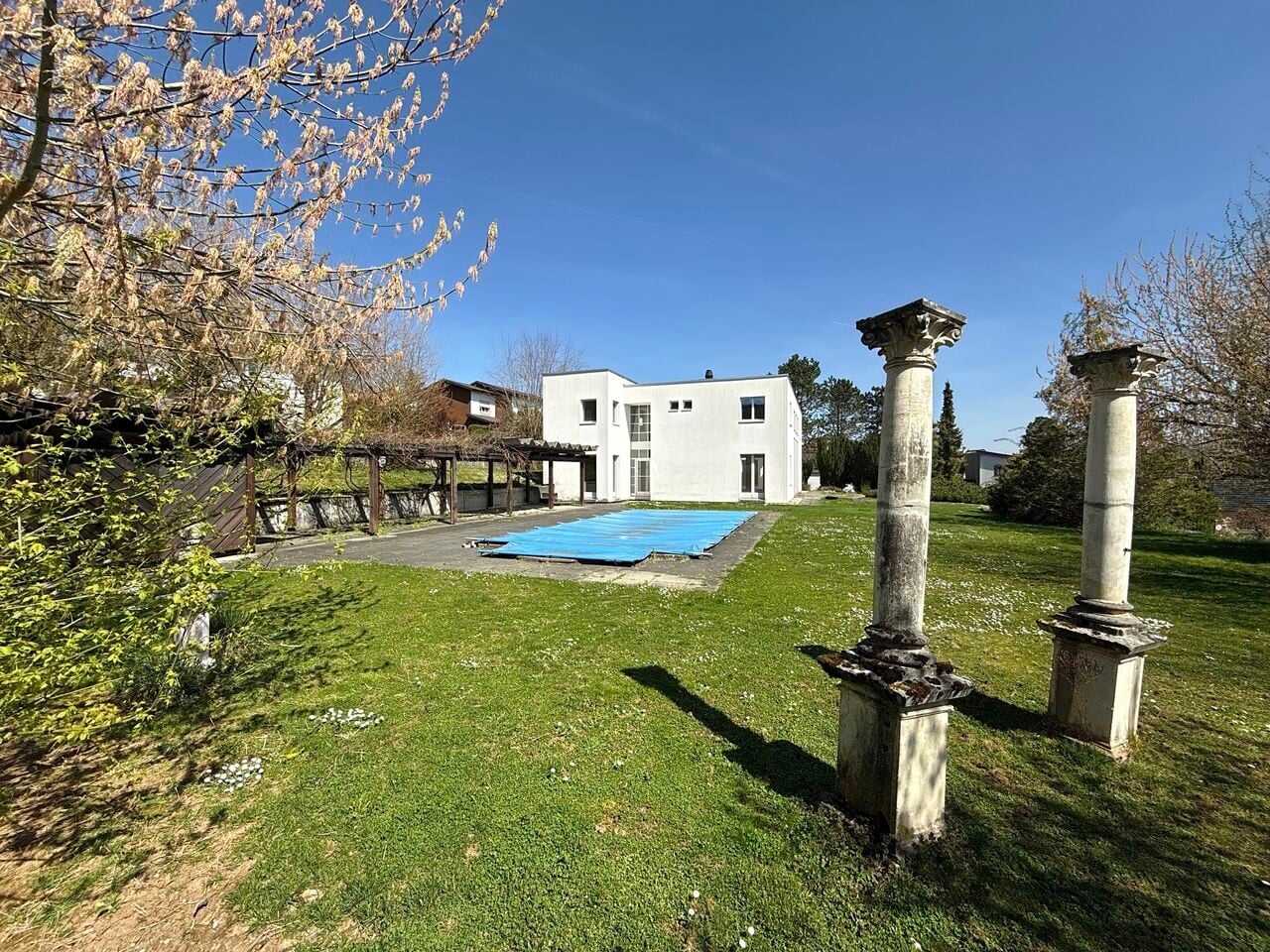 Située à Porrentruy villa d'architecte de 9 pièces - photo 4