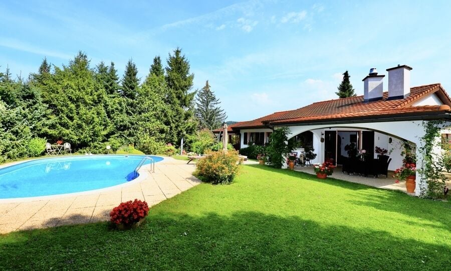 À Porrentruy villa de 7 pièces sur un vaste terrain boisé à vendre - photo 1