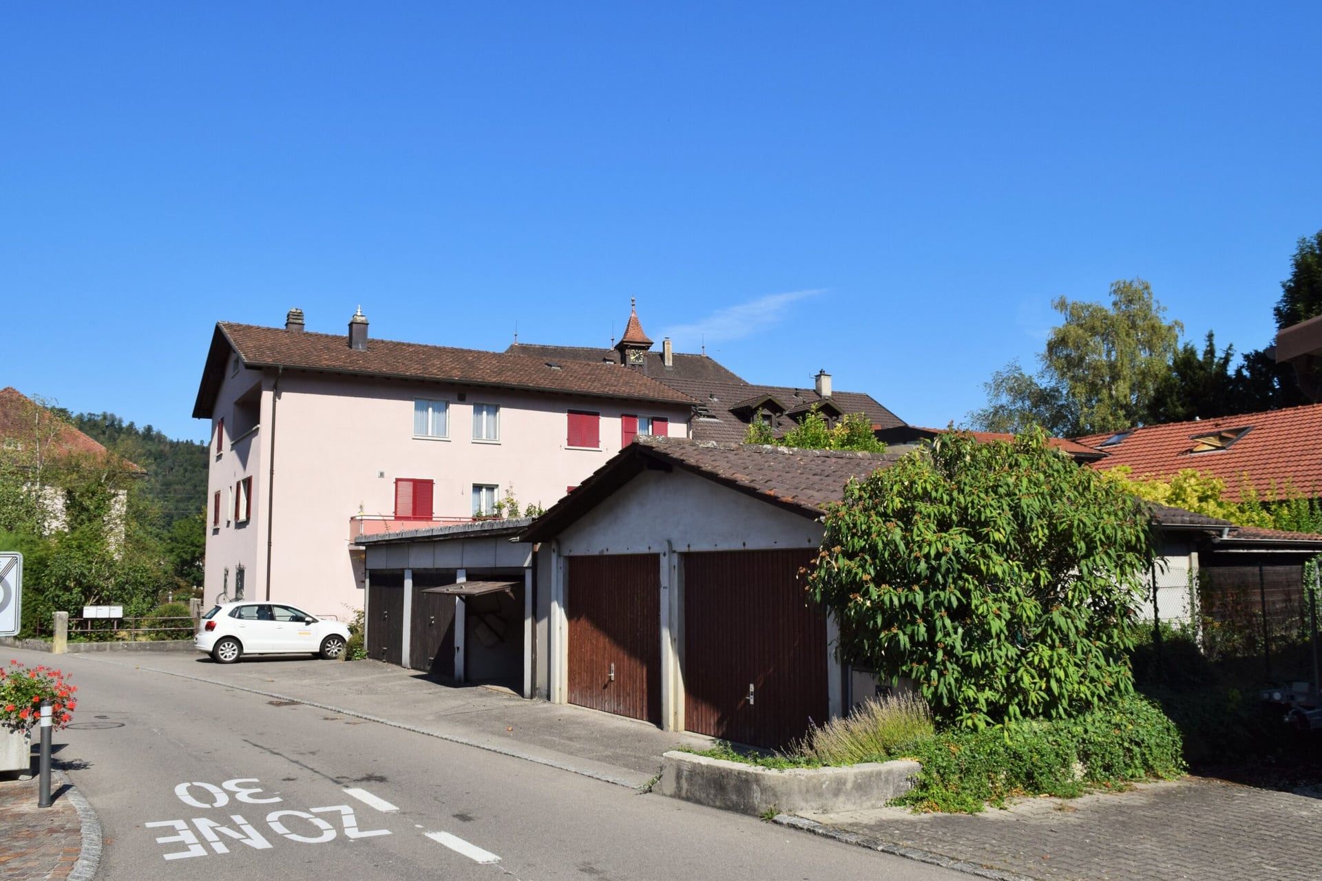 À Courrendlin immeuble de 4 appartements et 1 commerce à vendre - photo 4