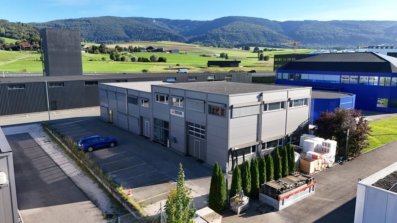 À vendre immeuble avec ateliers et bureaux à Delémont - photo 1