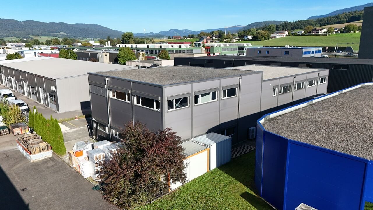 À vendre immeuble avec ateliers et bureaux à Delémont - photo 2