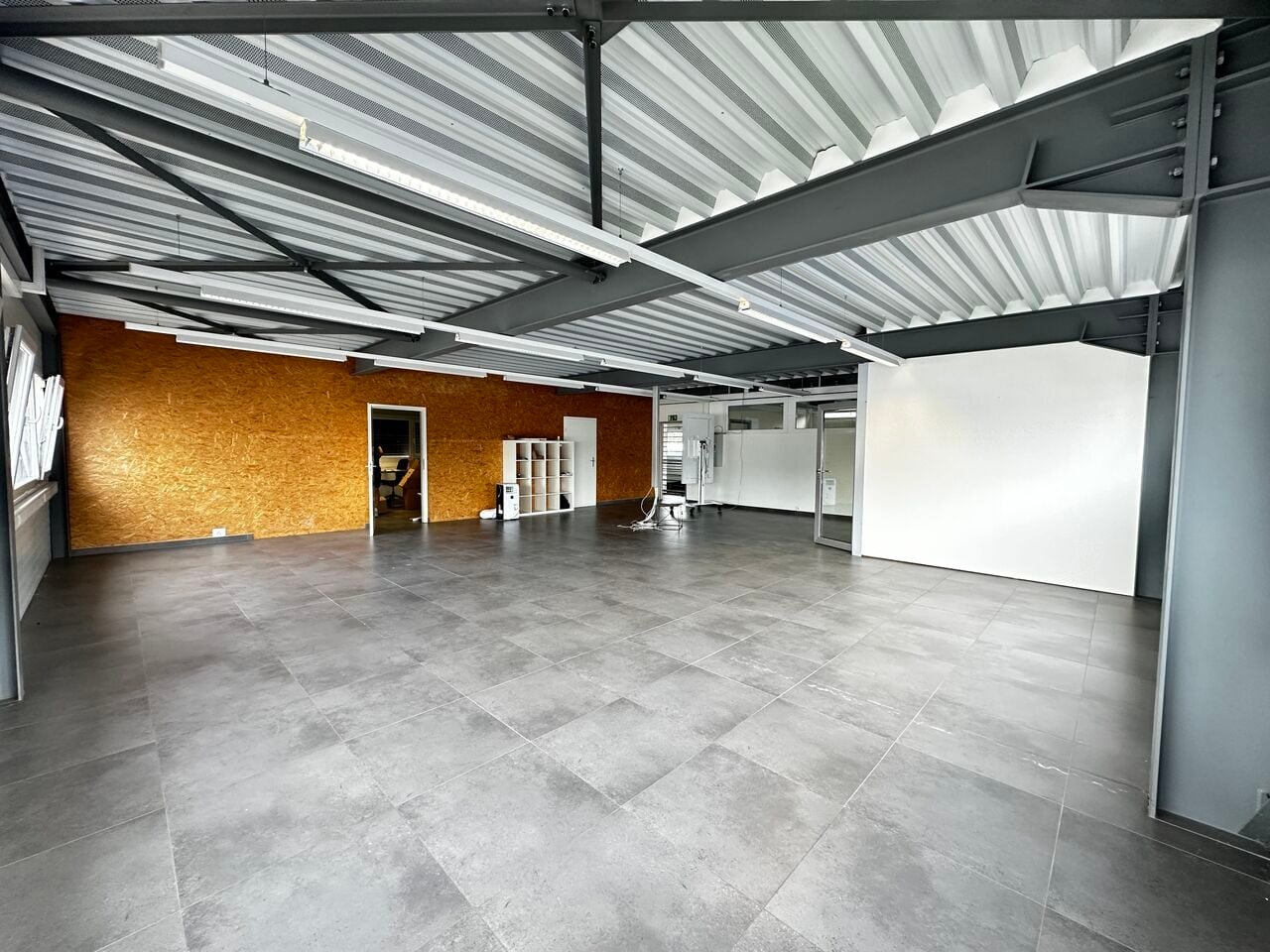 À vendre immeuble avec ateliers et bureaux à Delémont - photo 4