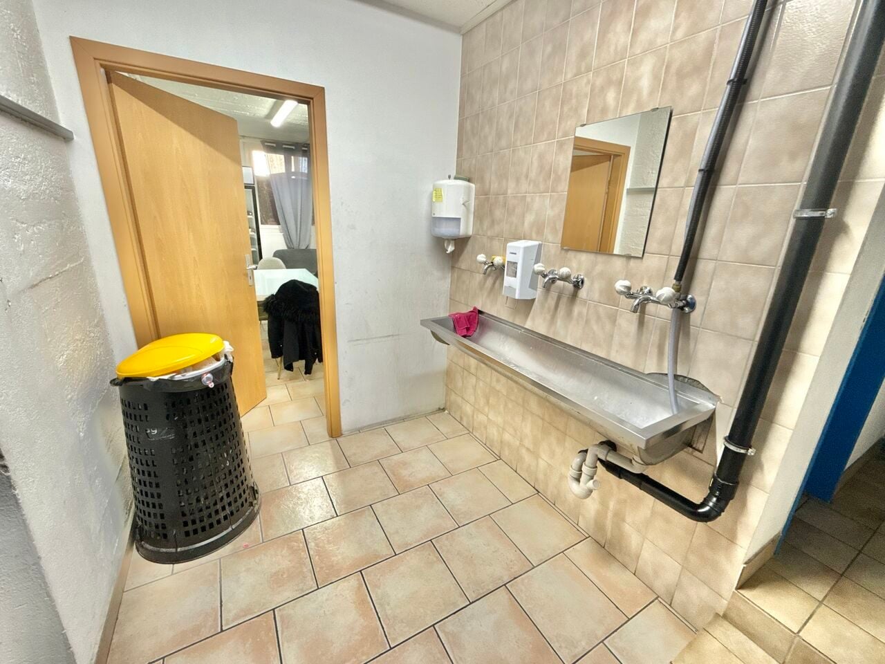 À vendre à Bassecourt spacieux atelier de polissage de 10 pièces - photo 4