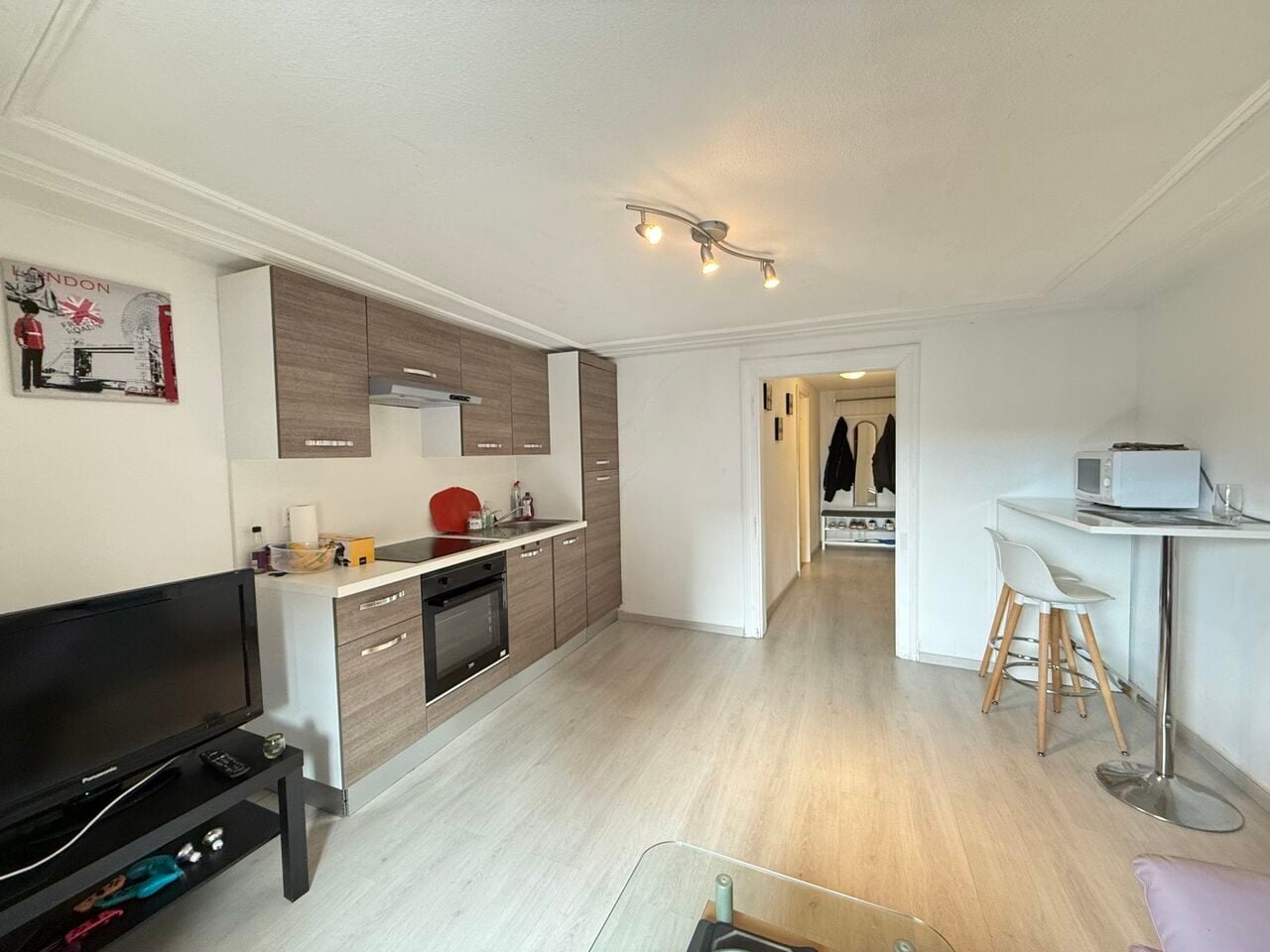 À vendre maison de ville avec 2 appartements et 1 commerce à Delémont - photo 2