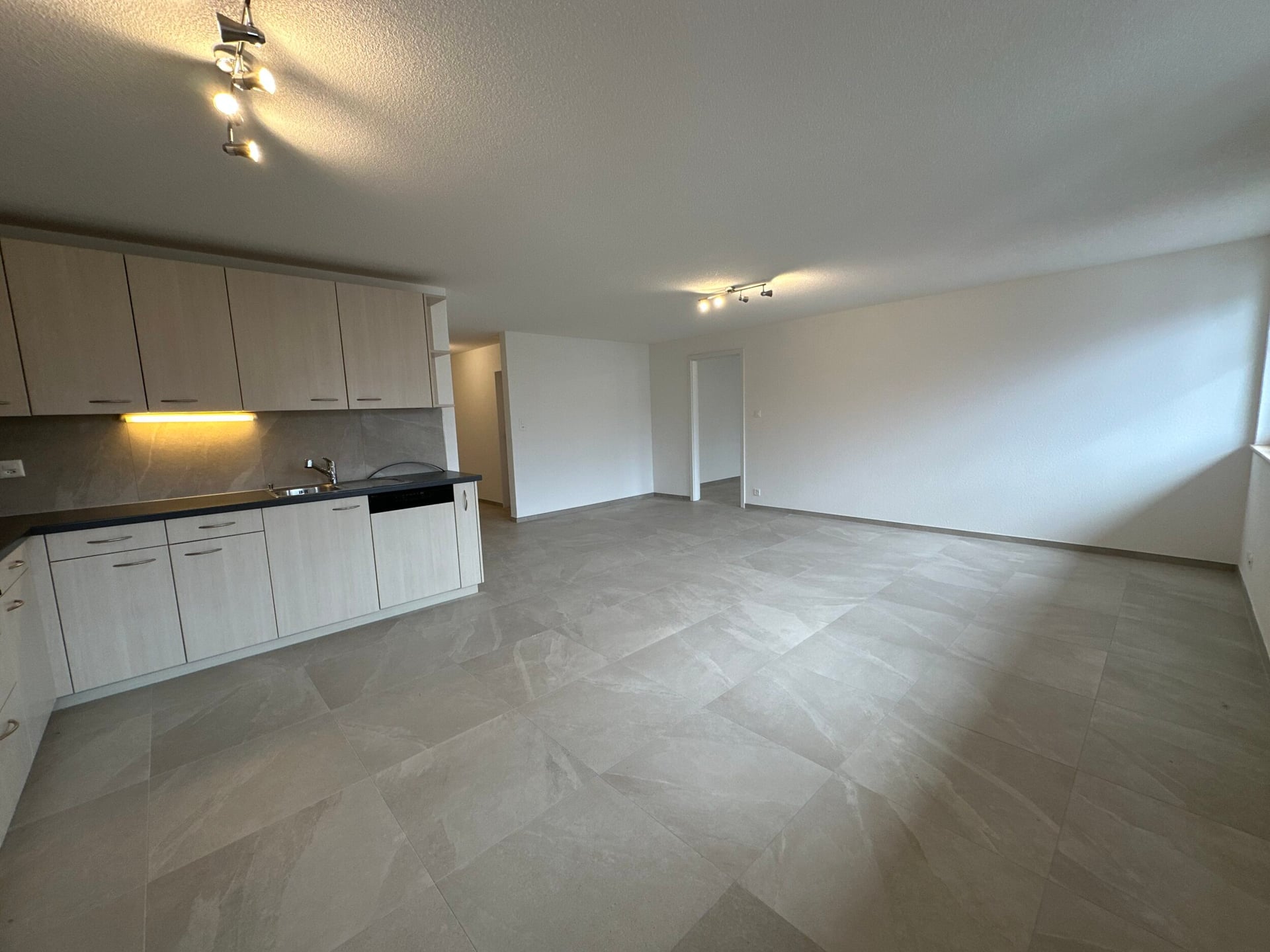 Appartement entièrement rénové de 4.5 pièces à Alle - photo 2