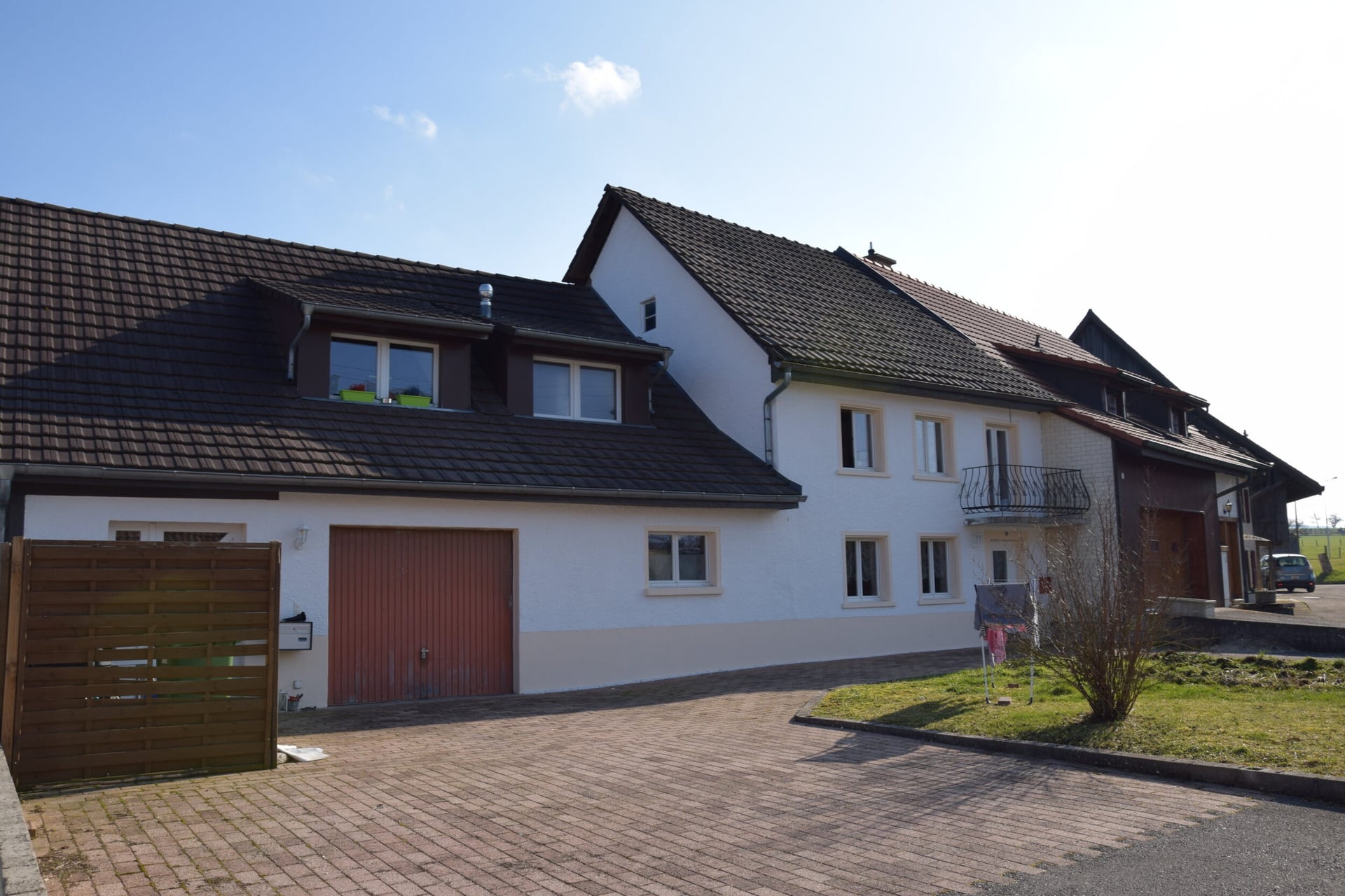 À Montignez maison locative de 2 appartements rénovés à vendre - photo 1