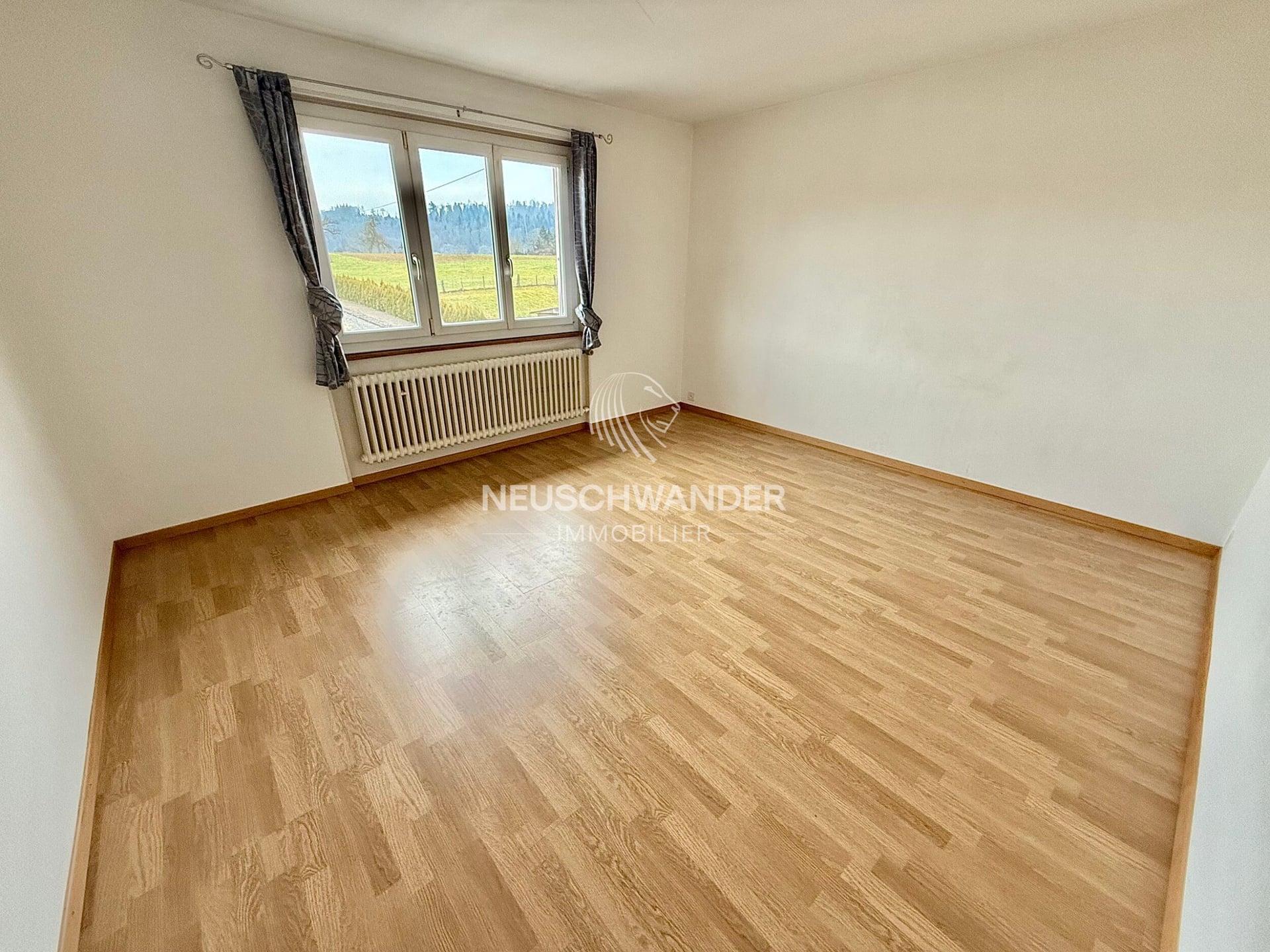 À vendre dans le village de Coeuve charmante maison de 6 pièces - photo 4