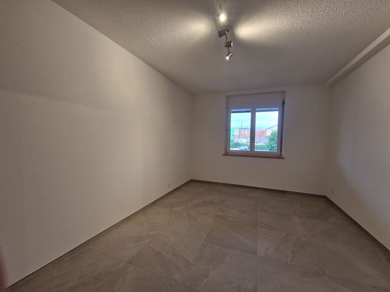 Appartement entièrement rénové de 3.5 pièces à Alle - photo 3