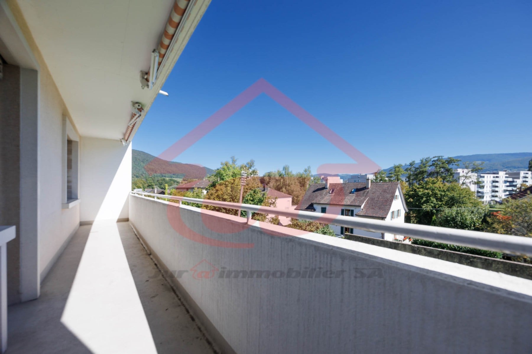 Appartement de 3 pièces au rez-de-chaussée - photo 2