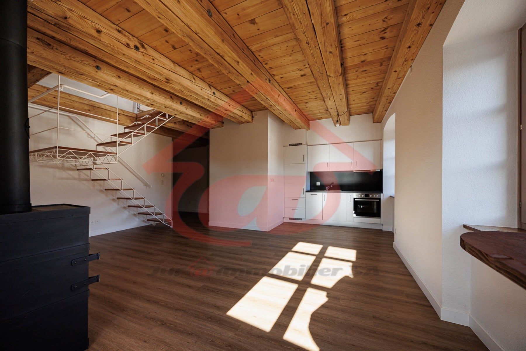 Attique de 2 pièces en duplex rénové - photo 2