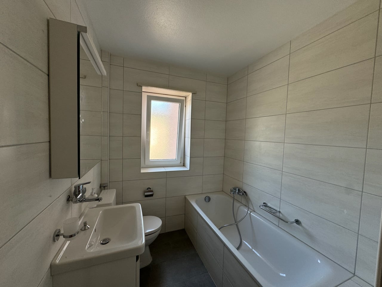 Appartement de 3 pièces au 1er étage entièrement rénové - photo 2
