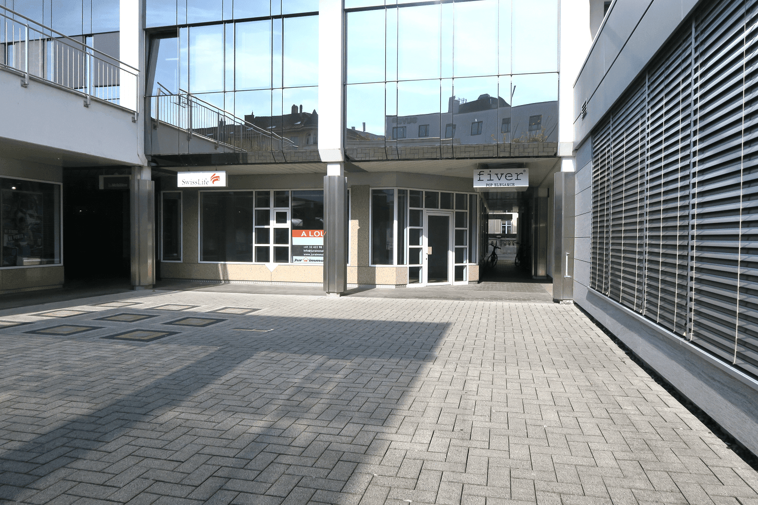 Local commercial au rez-de-chaussée à Delémont - photo 1