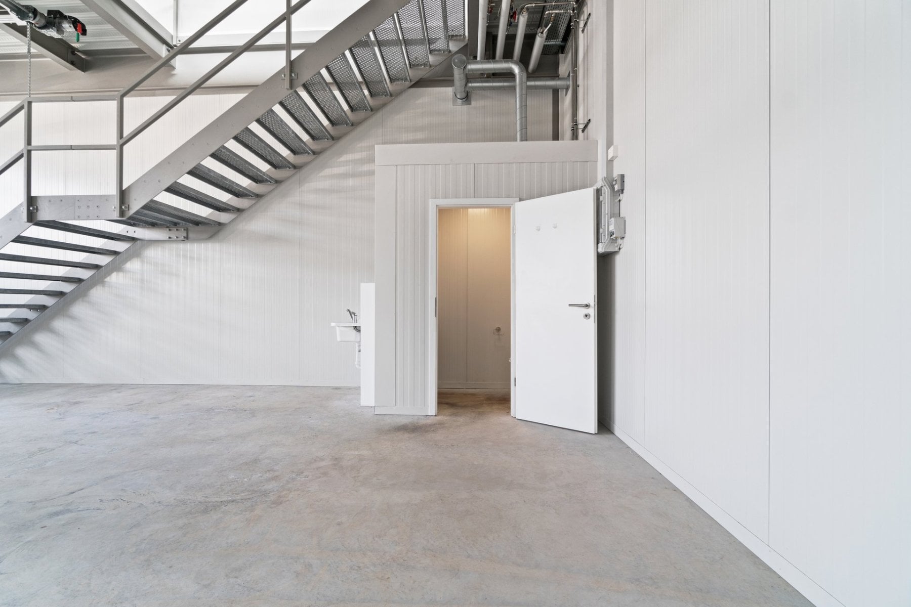 Local commercial duplex de 140m2 ? Usine relais (nombreuses places de parc disponibles) - photo 3