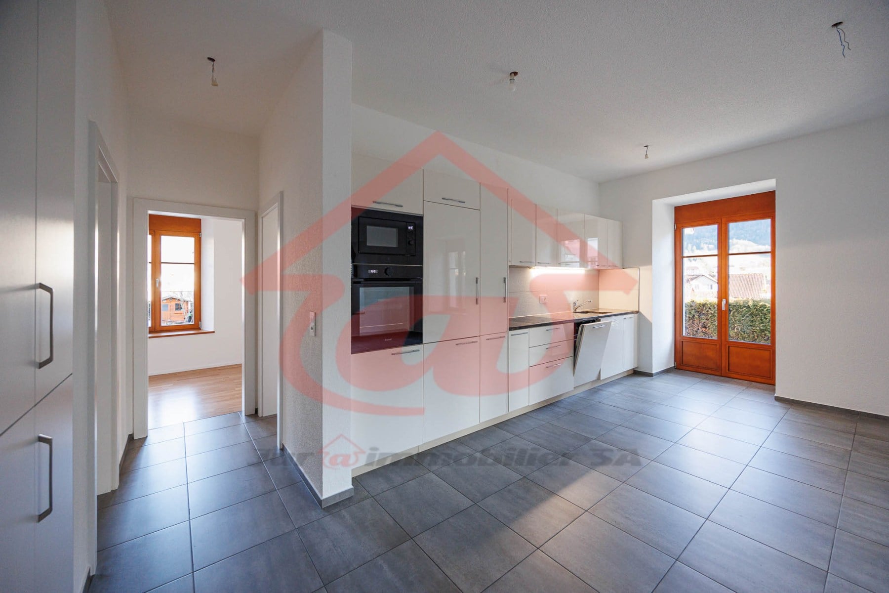 Appartement de 4.5 pièces entièrement rénové avec grande terrasse privative - photo 3