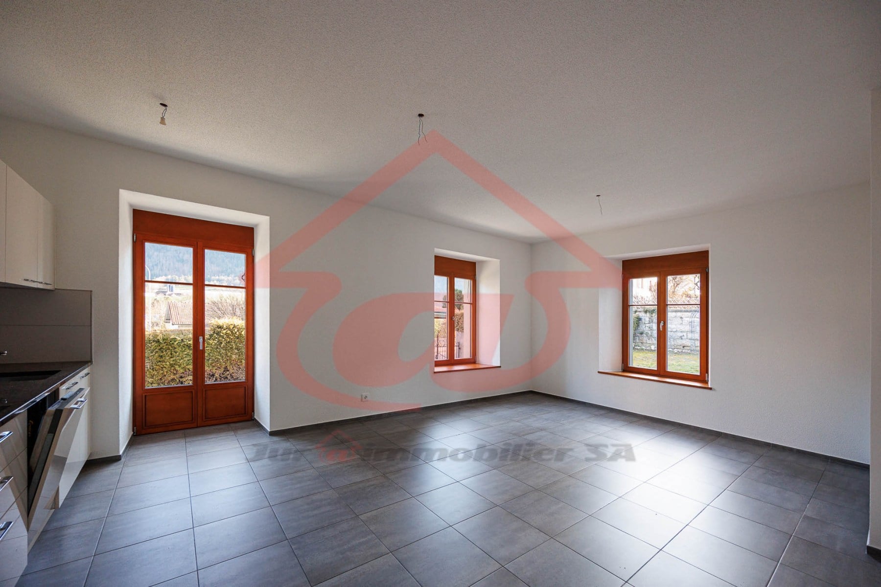 Appartement de 4.5 pièces entièrement rénové avec grande terrasse privative - photo 2