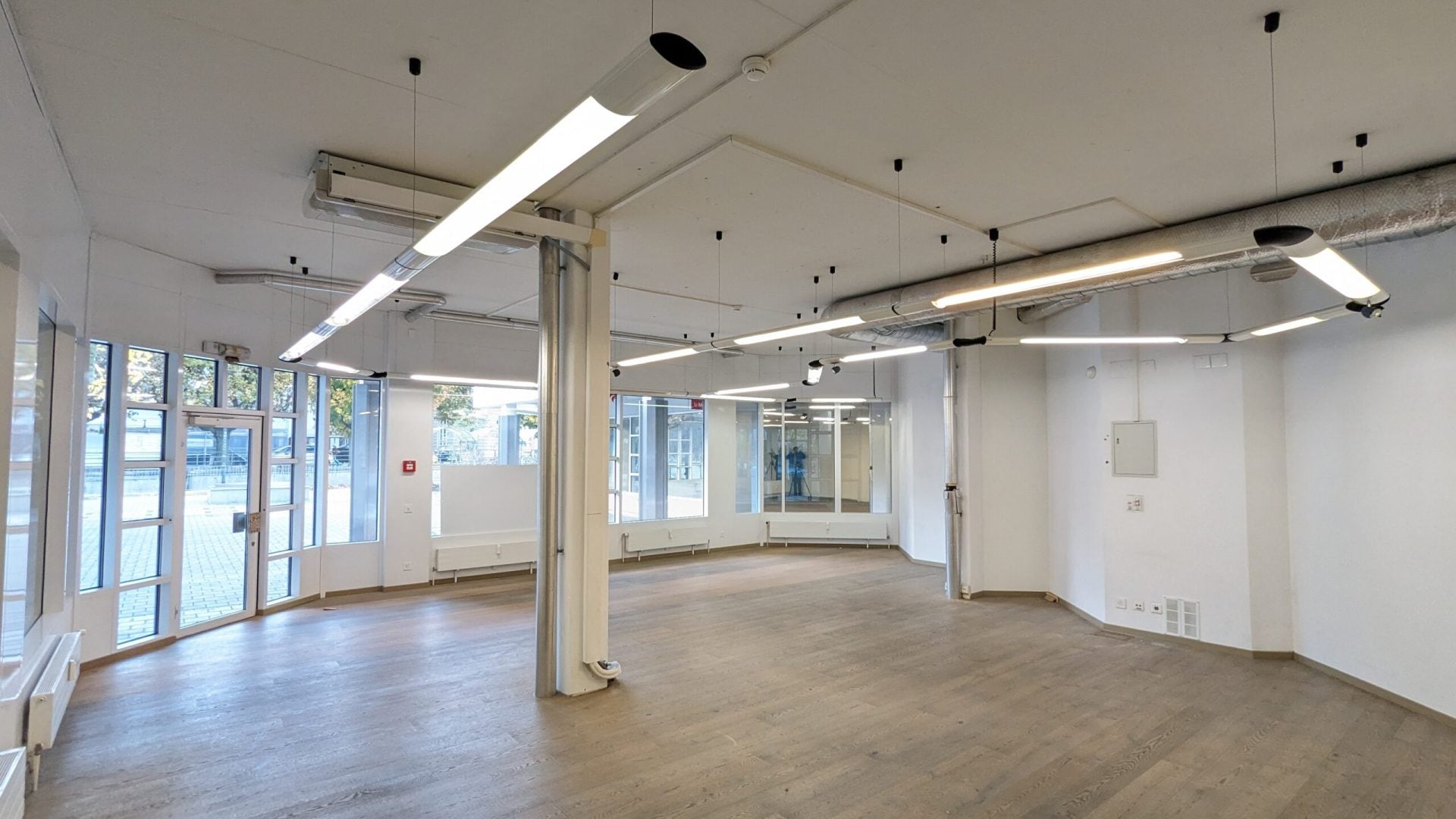 Local commercial de 82m² au rez-de-chaussée à Delémont (prix du loyer au m2) - photo 3