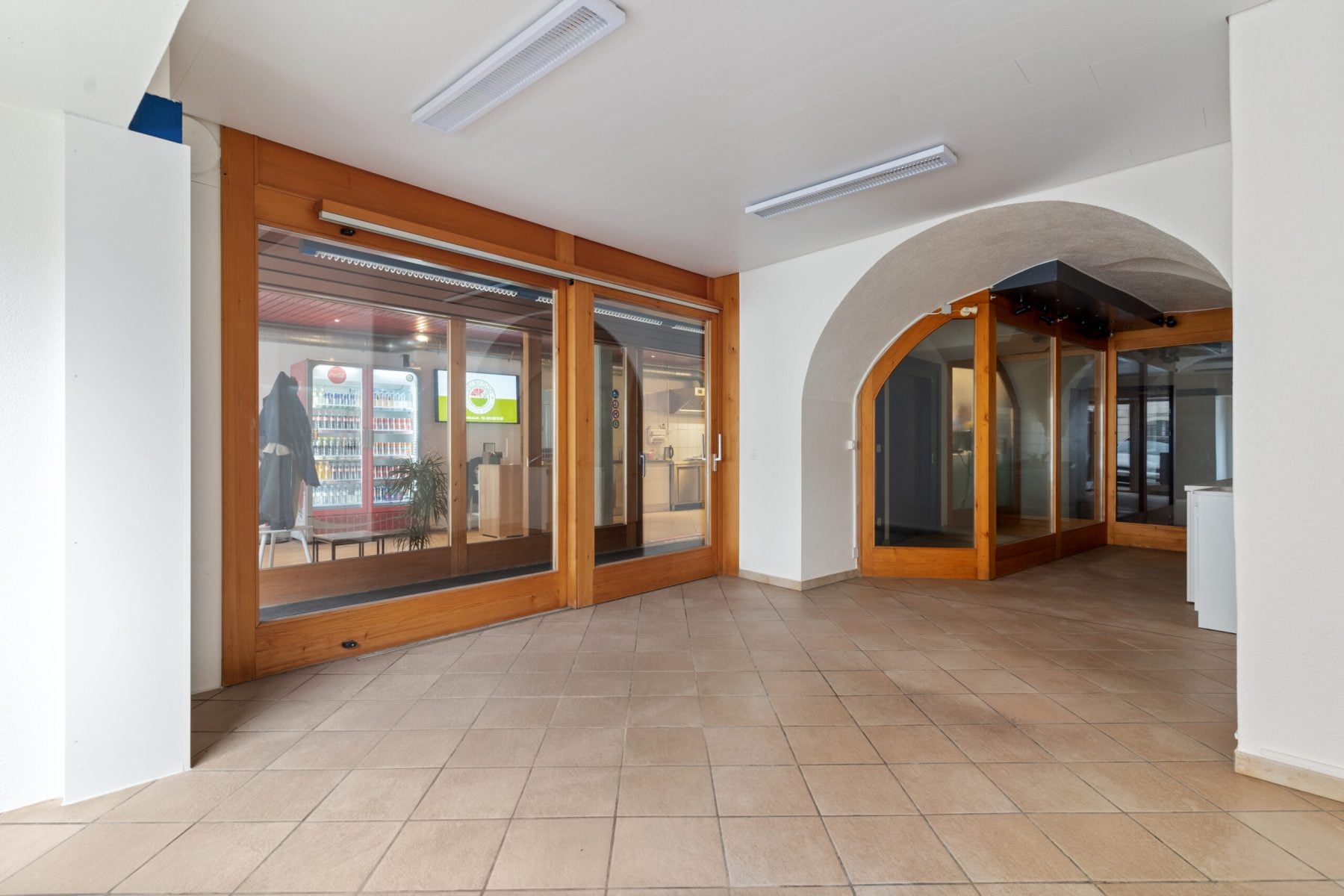 Local commercial avec vitrine en vieille ville de Delémont - photo 3