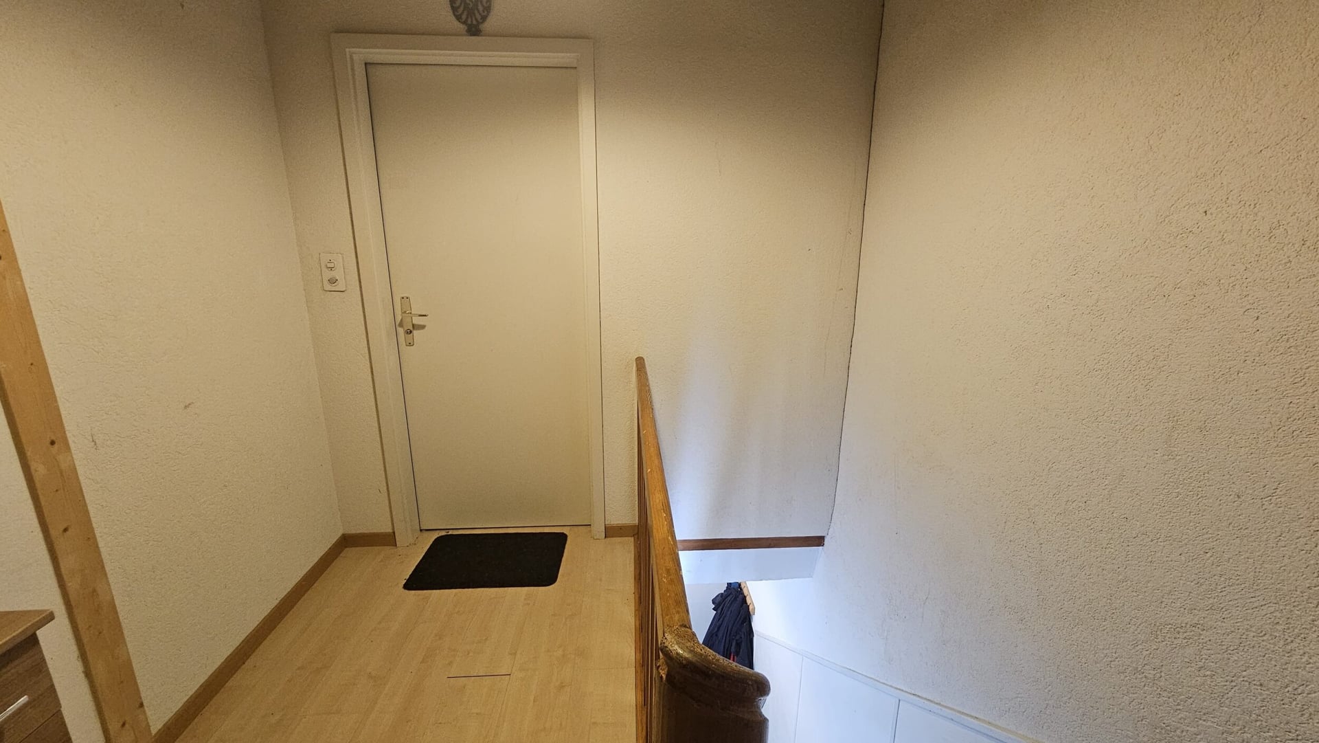 À louer à Delémont appartement de 3.5 pièces chaleureux sous les toits - photo 2