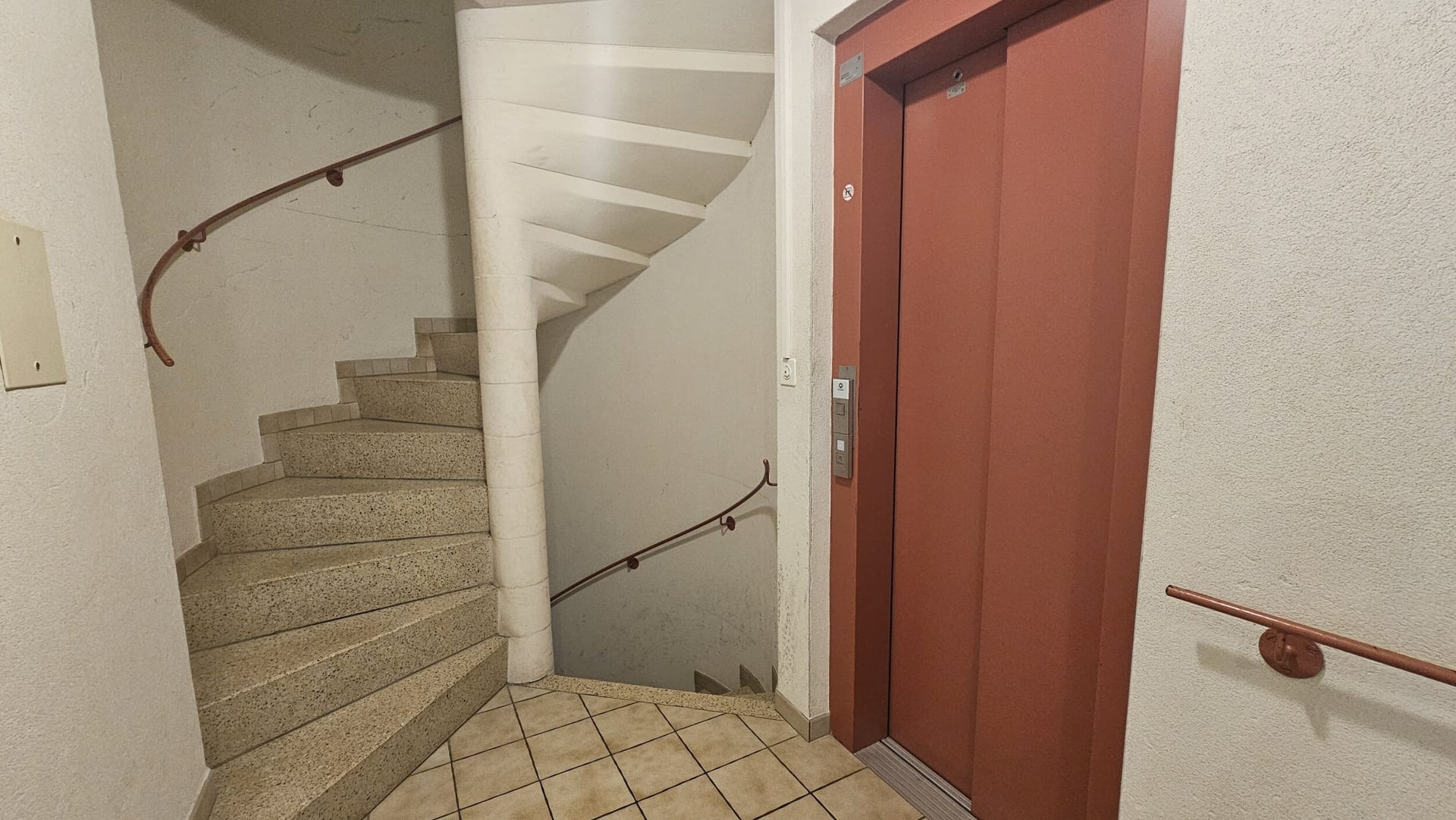 À louer à Delémont dans le centre historique 1 bureau de 4 pièces - photo 2