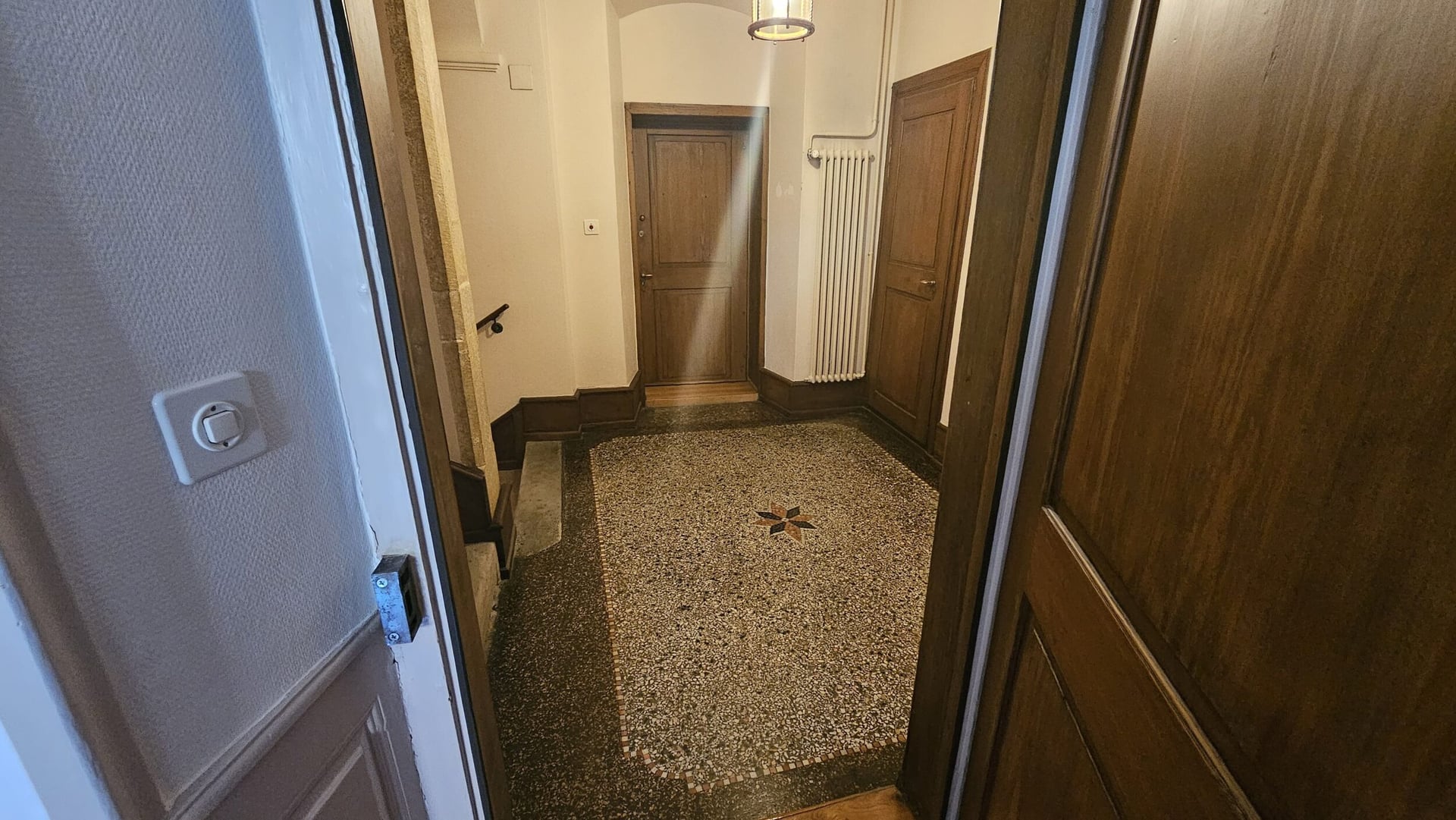 À louer à Delémont dans le centre historique 1 bureau de 4 pièces - photo 3