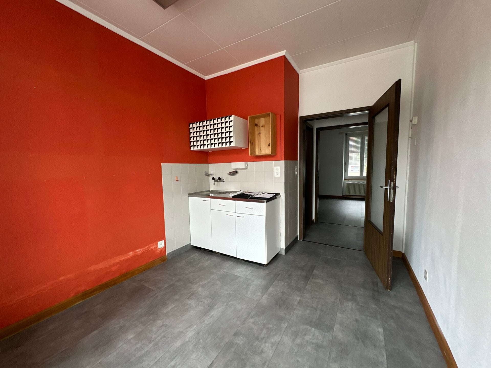Surface commerciale de 4 pièces à louer dans la ville de Porrentruy - photo 2