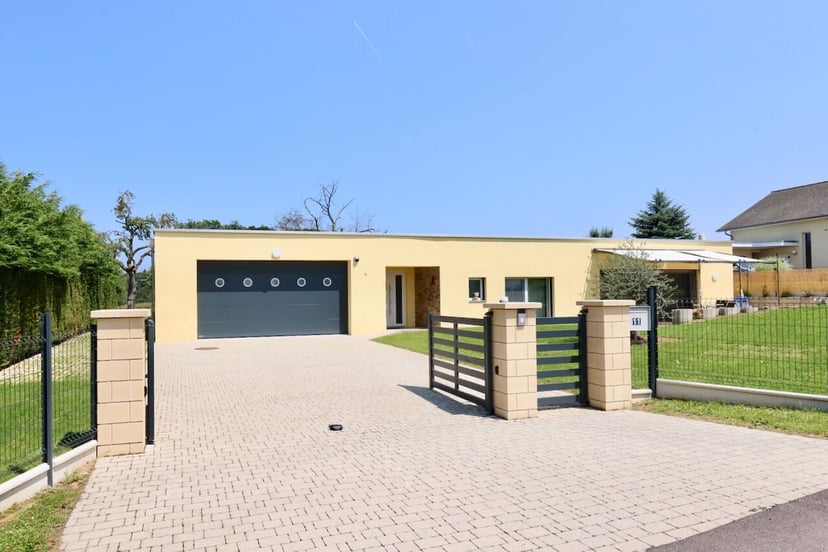 Haut standing pour cette villa de 5.5 pièces à Montignez dans le Jura. - photo 1