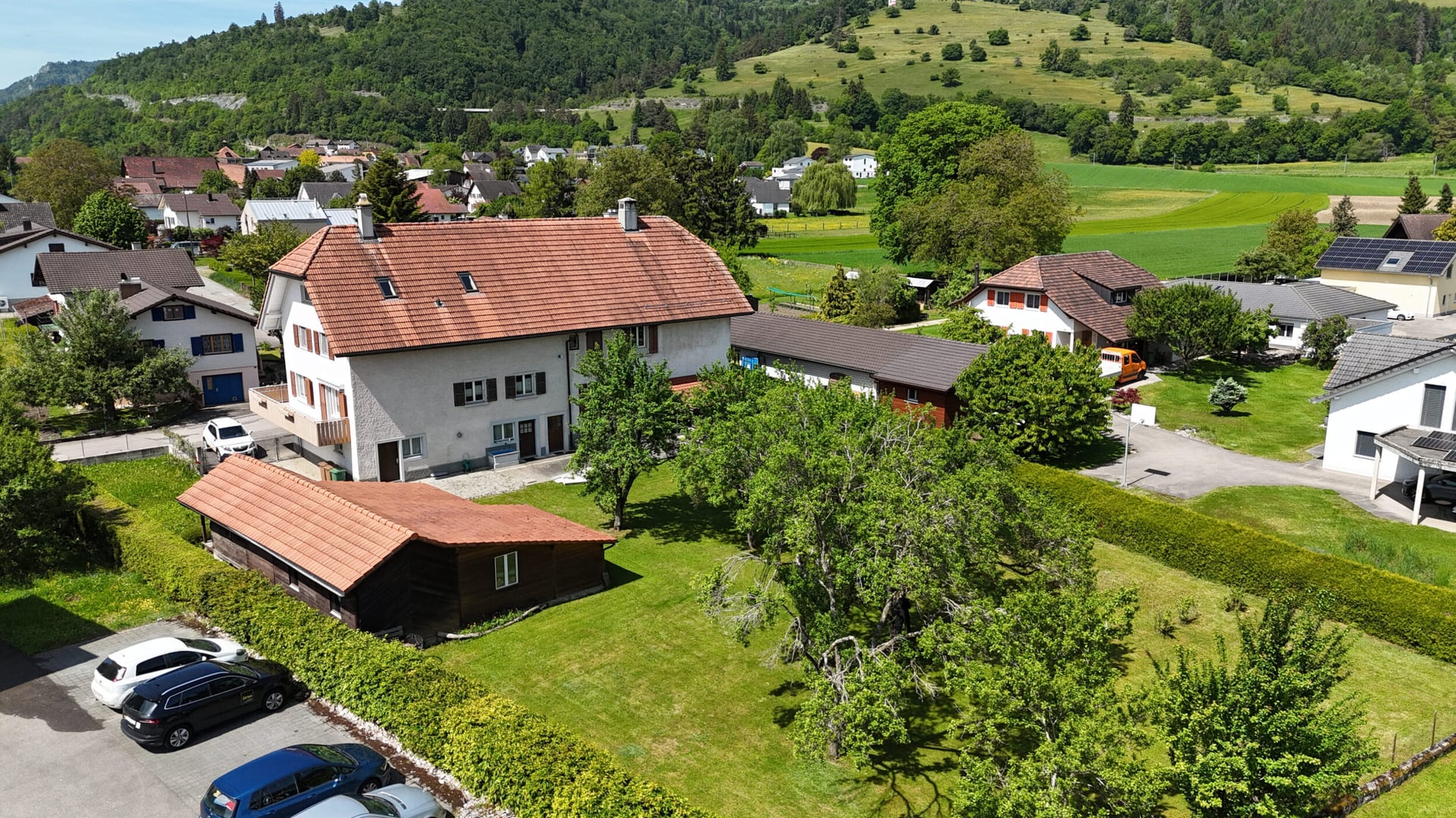 À vendre à Glovelier immeuble de 3 appartements et grand terrain - photo 1