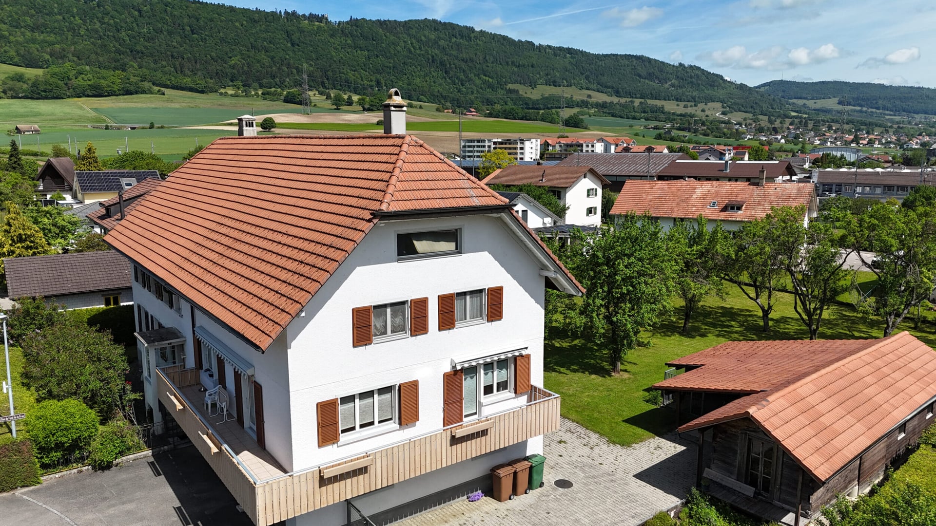 À vendre à Glovelier immeuble de 3 appartements et grand terrain - photo 3