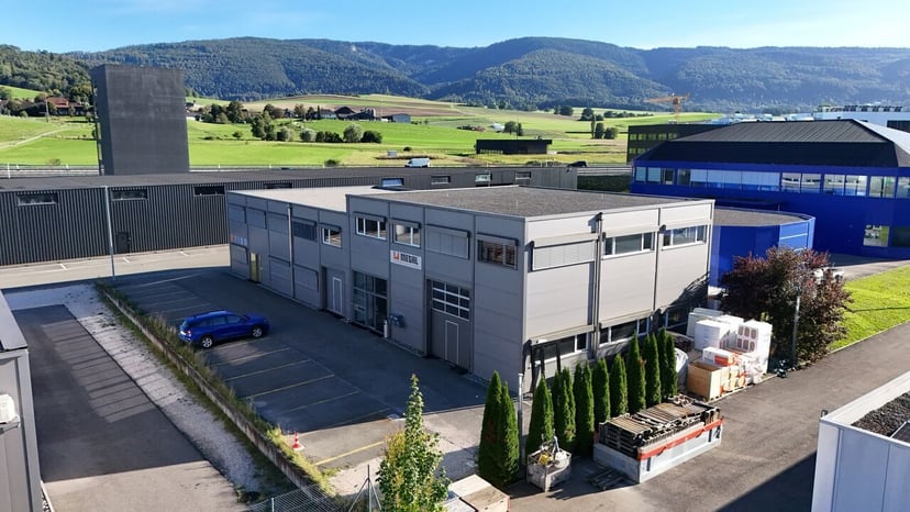 À vendre immeuble avec ateliers et bureaux à Delémont - photo 1
