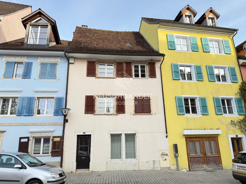 Maison locative de 2 appartements et 1 commerce à vendre à Delémont - photo 1